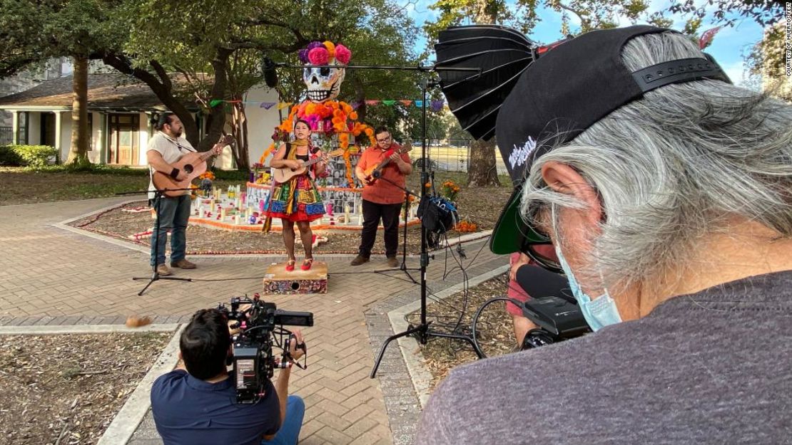 Jim Mendiola grabó un video frente al altar comunitario en San Antonio para la celebración virtual de este año del Día de Muertos en Hemisfair.