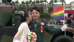 CNNE 912136 - parejas homosexuales hacen historia en boda militar