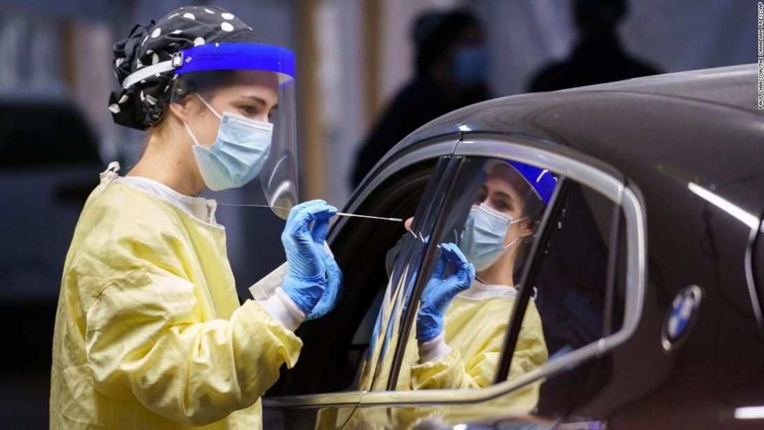 Una enfermera recoge una muestra de un paciente en un sitio de pruebas de coronavirus en Montreal el miércoles 21 de octubre de 2020.