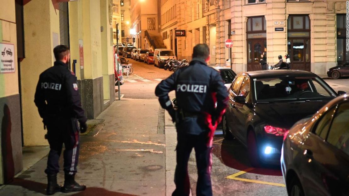 La policía austríaca responde al tiroteo en Viena.