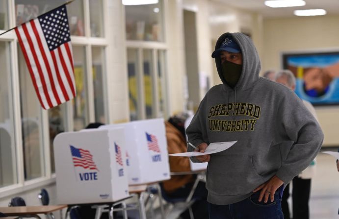 Votantes sufragan en un centro electoral temprano el día de las elecciones en Winchester, Virginia. Andrew Caballero-Reynolds / AFP / Getty Images