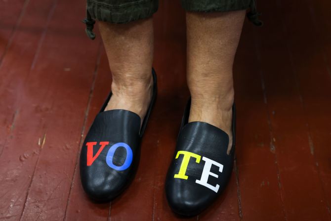 Susan Taylor, administradora de un centro de votación, usa zapatos con la palabra "Vote" (vota) mientras registra a las personas en Charleston, Carolina del Sur, el martes. Michael Ciaglo / Getty Images