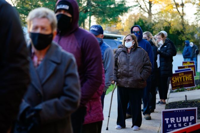 Electores hacen fila fuera de un lugar de votación en Springfield, Pensilvania, el 3 de noviembre Matt Slocum / AP