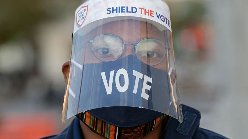 Un votante usa una máscara facial y una careta de plástico afuera de un centro electoral en Washington, el martes. Yegor Aleyev / TASS / Getty Images