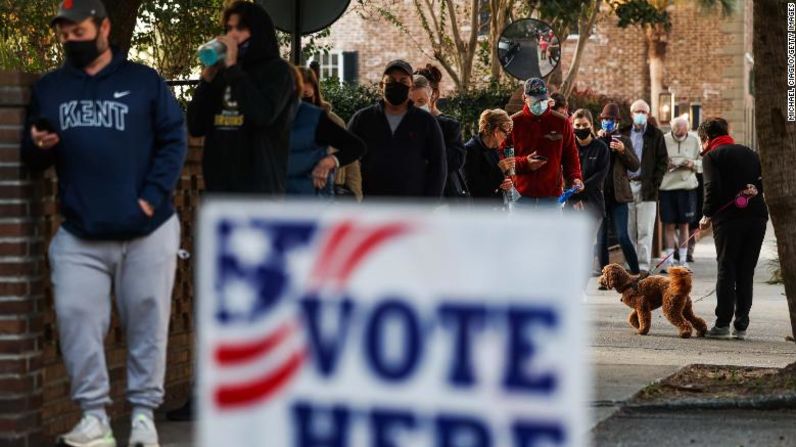 La gente hace fila para votar en Hazel Parker Playground el martes 3 de noviembre, día de las elecciones, en Charleston, Carolina del Sur. Michael Ciaglo / Getty Images