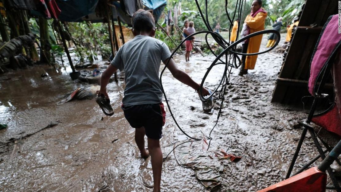 En Honduras, los habitantes de Bordo del Lancetilla reparan sus casas el martes después de que el río Lancetilla se desbordara durante las fuertes lluvias del huracán Eta.