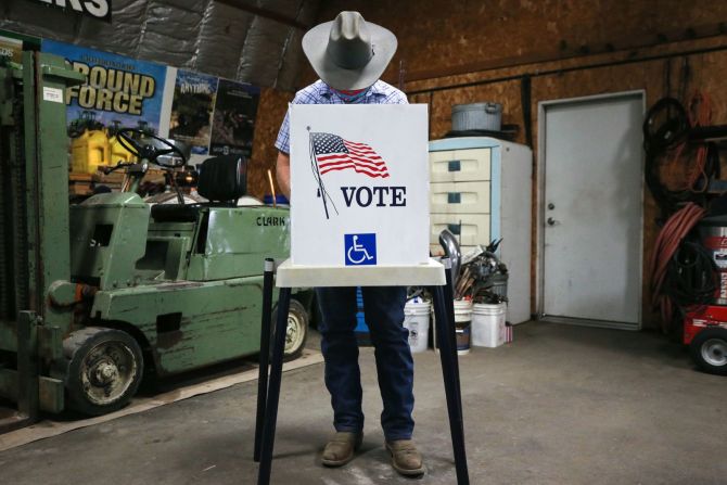 Una persona vota en Richland, Iowa, el 3 de noviembre.