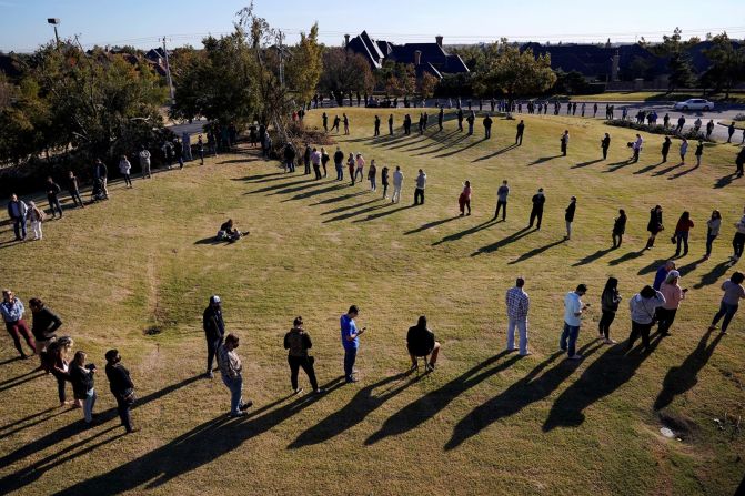 Votantes hacen fila para emitir su voto en la ciudad de Oklahoma el 3 de noviembre de 2020.