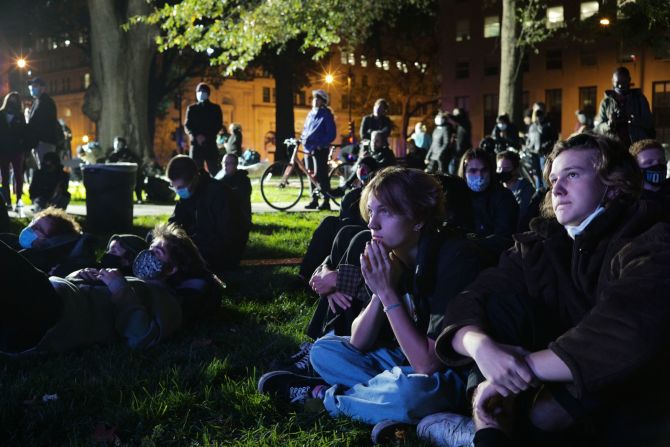 Un grupo de personas sigue los resultados en Washington, DC.