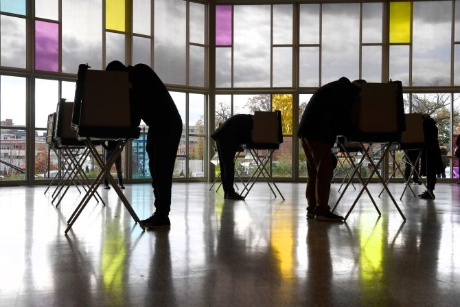 Un grupo de personas vota en una iglesia en Stamford, Connecticut, el 3 de noviembre.