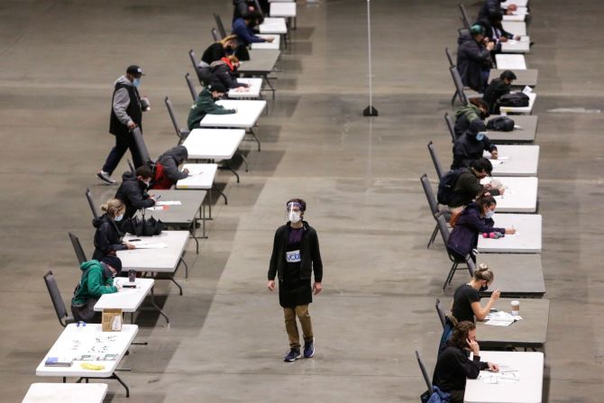 Personas completan sus boletas en Seattle el 3 de noviembre.