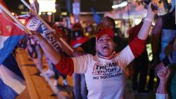 CNNE 912938 - cubanos celebran resultados de trump en miami-dade