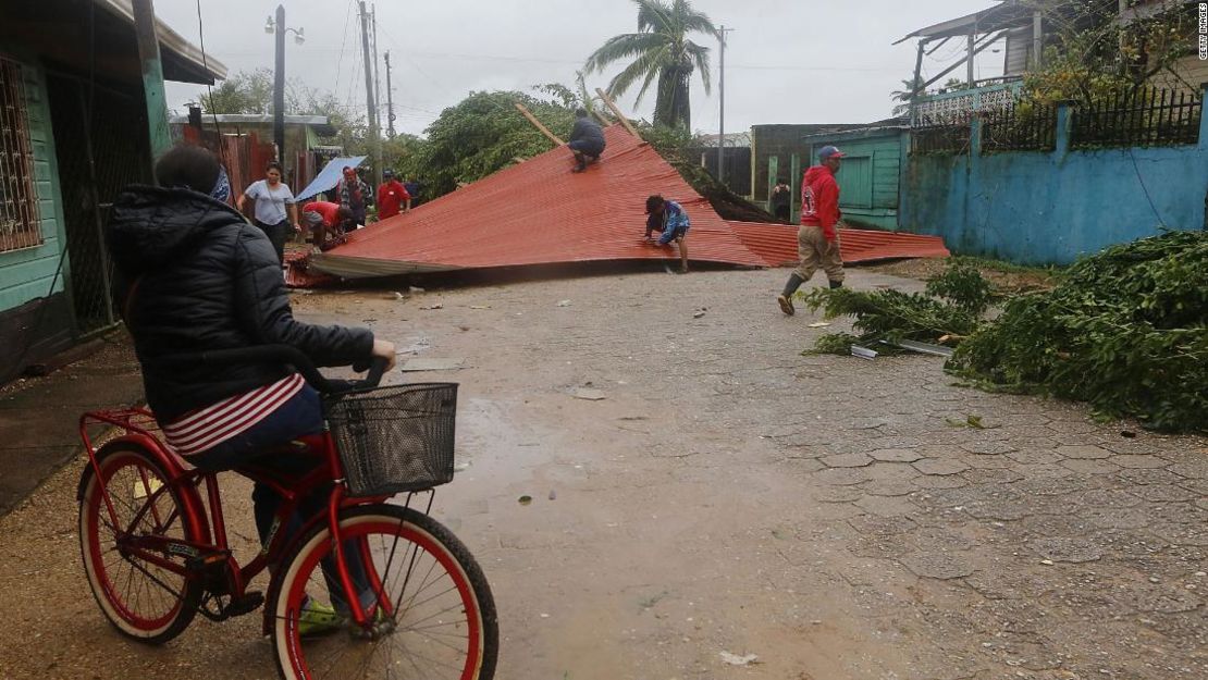 Residentes de Puerto Cabezas, Nicaragua, reparan el miércoles un techo de zinc dañado por Eta.