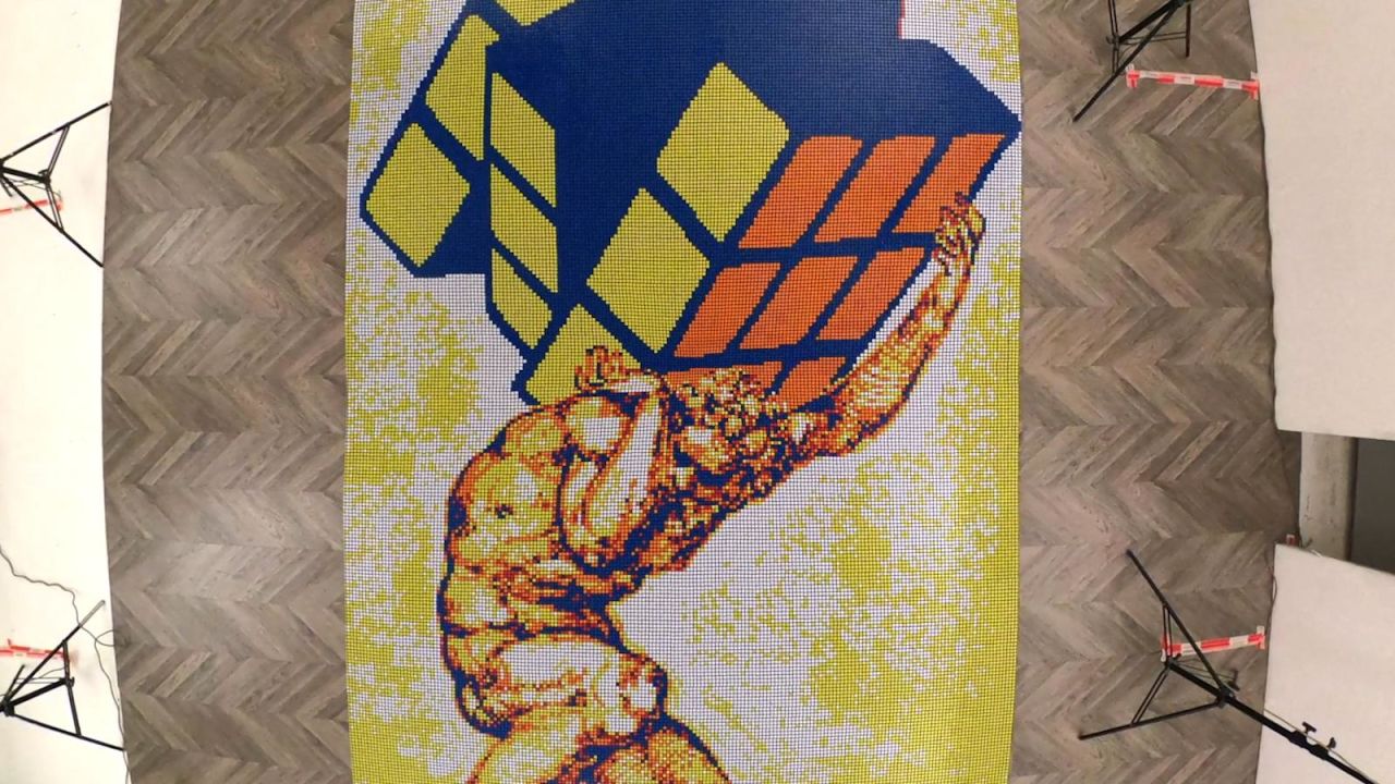 CNNE 913605 - artista crea mosaico con 6-000 cubos de rubik