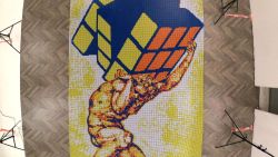 CNNE 913605 - artista crea mosaico con 6-000 cubos de rubik