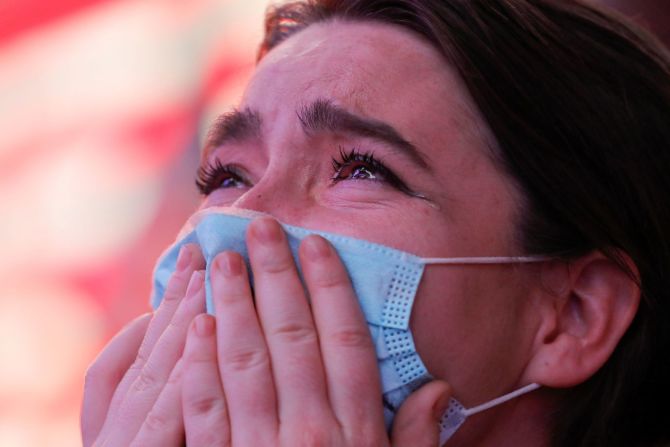 Krista Matheny reacciona mientras mira el discurso de Biden desde Times Square en Nueva York Andrew Kelly / Reuters