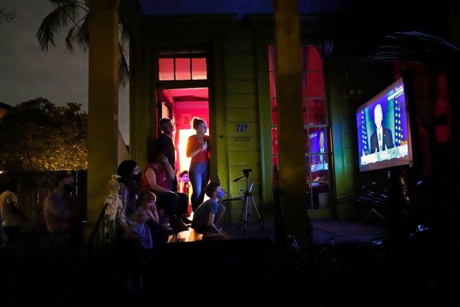 Gente ve el discurso de Biden desde la entrada de una casa en Nueva Orleans. Gerald Herbert / AP