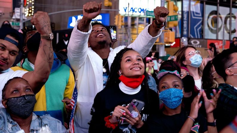 Personas en Times Square, en Nueva York, observan el discurso de Biden. Craig Ruttle / AP