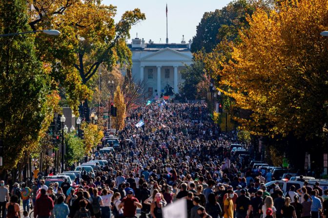 La gente llena la calle frente a la Casa Blanca el 7 de noviembre. Eric Baradat / AFP vía Getty Images