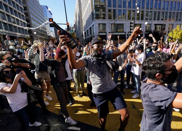 Gente celebra la victoria de Biden en la Plaza Black Lives Matter en Washington. Alex Brandon / AP