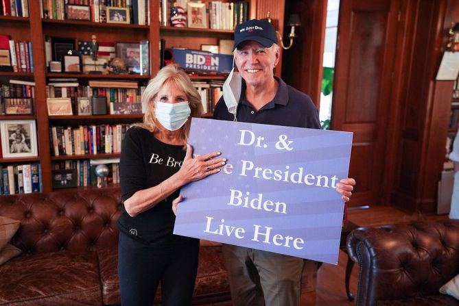 La esposa de Biden, Jill, tuiteó esta foto después de que se proyectara su triunfo el 7 de noviembre. "Él será el presidente de todas nuestras familias", dijo. Jill Biden / Twitter