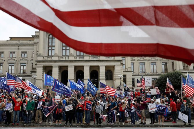 Partidarios de Trump se reúnen en el Capitolio del estado de Georgia en Atlanta el 7 de noviembre. Biden mantiene una pequeña ventaja en el estado, que no ha votado por un presidente demócrata desde 1992. Chris Aluka Berry / EPA-EFE / Shutterstock