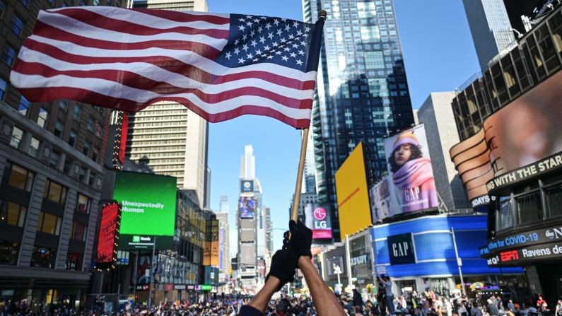 Gente celebra en Times Square, en Nueva York, el 7 de noviembre. Joel Marklund / Bildbyran / Reuters