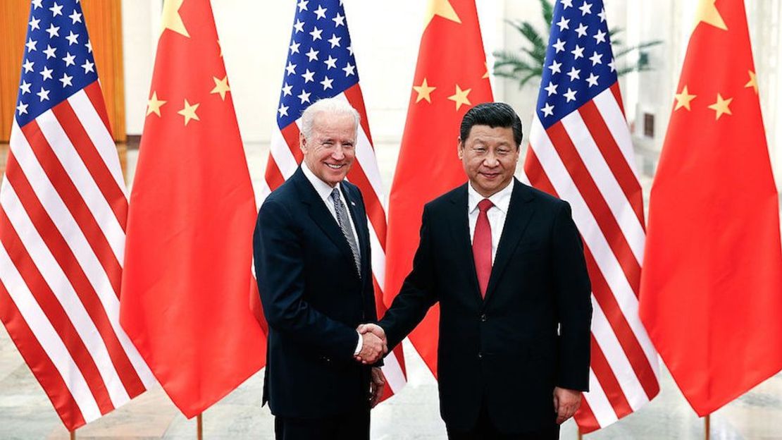 El presidente de China, Xi Jinping (derecha), se da la mano con el entonces vicepresidente de EE.UU., Joe Biden (izquierda), en Beijing, el 4 de diciembre de 2013.