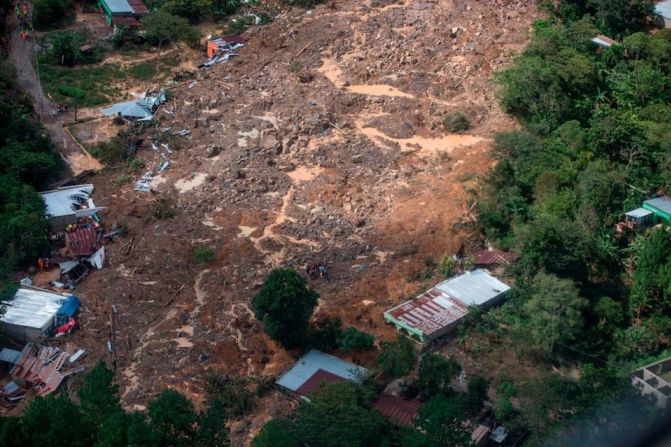 Vista aérea de un deslizamiento de tierra donde se estima que decenas de personas murieron el pasado jueves, luego del paso de Eta, en la vereda Queja, en San Cristóbal Verapaz, Guatemala, el 7 de noviembre de 2020.