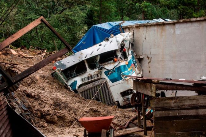 Un camión quedó bajo el barro al costado de un deslizamiento de tierra causado por el paso de Eta en el pueblo de Queja, en San Cristóbal Verapaz, Guatemala. el 7 de noviembre de 2020.