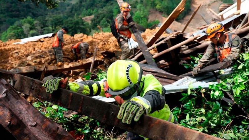 Trabajadores de rescate buscan víctimas de un deslizamiento de tierra causado por el paso de Eta en el pueblo de Queja, en San Cristóbal Verapaz, Guatemala el 7 de noviembre de 2020.