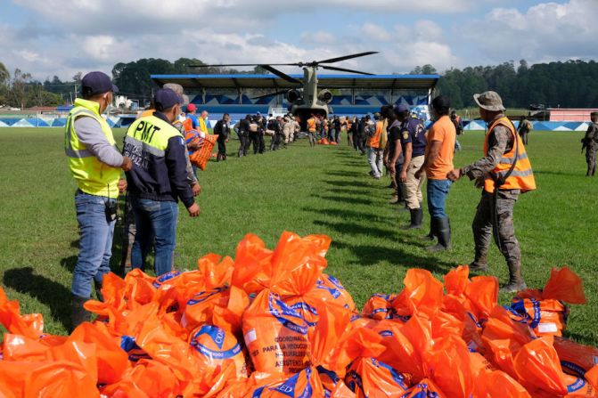 Voluntarios descargan un avión con ayuda humanitaria el 8 de noviembre de 2020 San Cristóbal Verapaz, Guatemala.