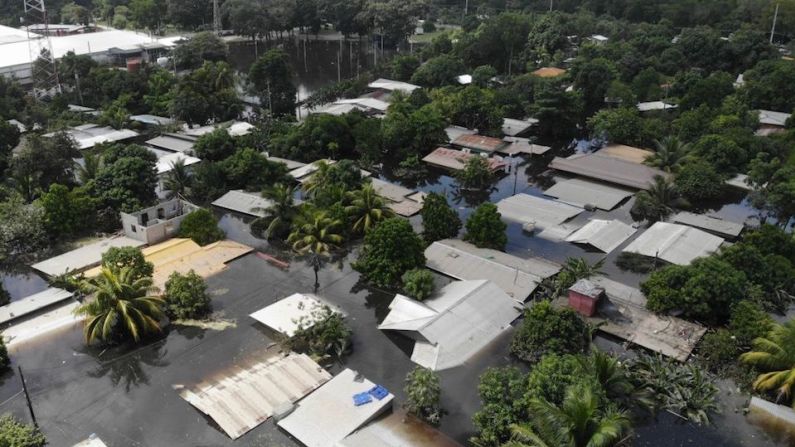 Imagen de una carretera comunitaria que conduce a Puerto Cortés después de que la tormenta tropical Eta la inundara el 8 de noviembre de 2020 en Rio Nance, Honduras.