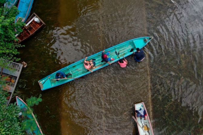 Vista aérea de un residente local usando una balsa en el río Grijalva luego de fuertes lluvias en Villahermosa, estado de Tabasco, México, el 7 de noviembre de 2020.