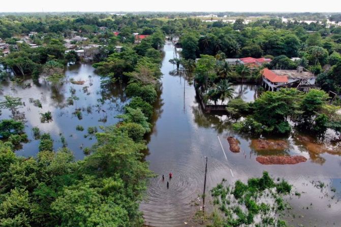 Vista de un área inundada después de que el río Grijalva se desbordara debido a las fuertes lluvias en Villahermosa, estado de Tabasco, México, el 7 de noviembre de 2020.