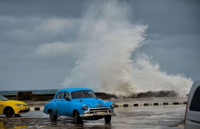 Vista del malecón de La Habana, Cuba, cuando se acercaba la tormenta tropical Eta, el 8 de noviembre de 2020.