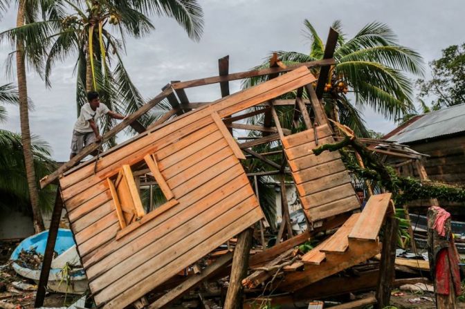 Eta llegó a Centroamérica como un huracán de categoría 4 el martes 3 de noviembre, devastando áreas costeras empobrecidas del norte de Nicaragua (foto) antes de debilitarse el miércoles mientras avanzaba hacia el norte a través de Honduras, Guatemala y Costa Rica.