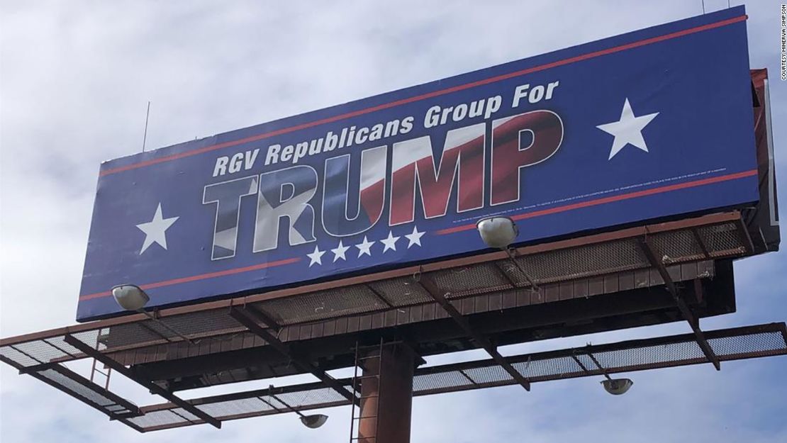 Una de varias vallas publicitarias vistas en Harlingen, Texas, en apoyo de la campaña presidencial de Trump.