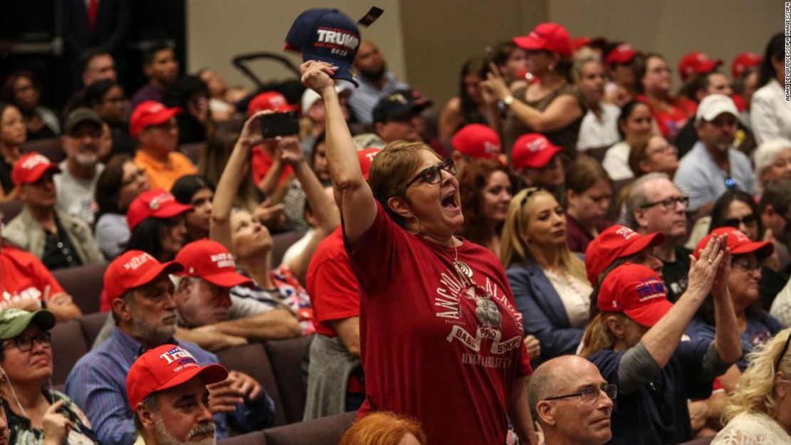 Los asistentes al mitin Evangelicals For Trump animan al presidente en la iglesia El Rey Jesús, en Miami, a principios de este año.