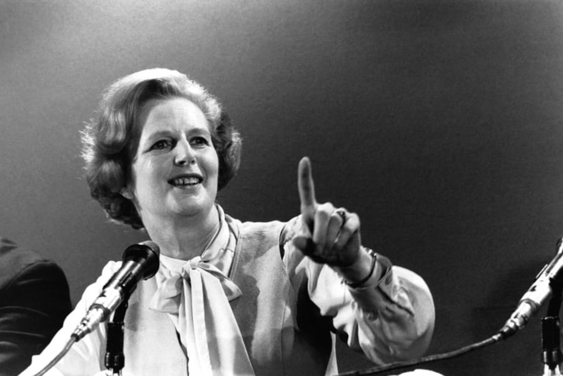 Margaret Thatcher luciendo su característico lazo al estilo corbata. Philippe ACHACHE / Gamma-Rapho / Getty Images