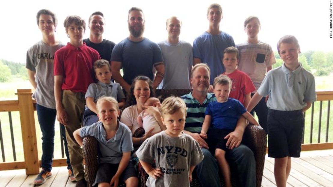 La familia Schwandt posa para una foto en 2018, después de dar la bienvenida a su hijo número 14. De pie, de izquierda a derecha, están Tommy, Calvin, Drew, Tyler, Zach, Brandon, Gabe, Vinny y Wesley. Sentados, comenzando por la parte superior izquierda, están Charlie, Luke, la madre Kateri sosteniendo a Finley, el padre Jay con Tucker y Francisco en primer plano.