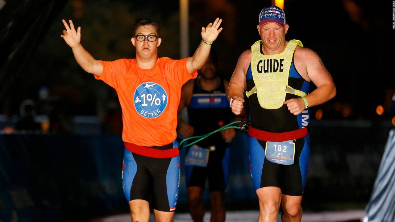 CNNE 915657 - atleta con sindrome de down completa un triatlon