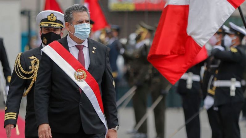 Manuel Merino asumió la presidencia de Perú en el Congreso este martes.