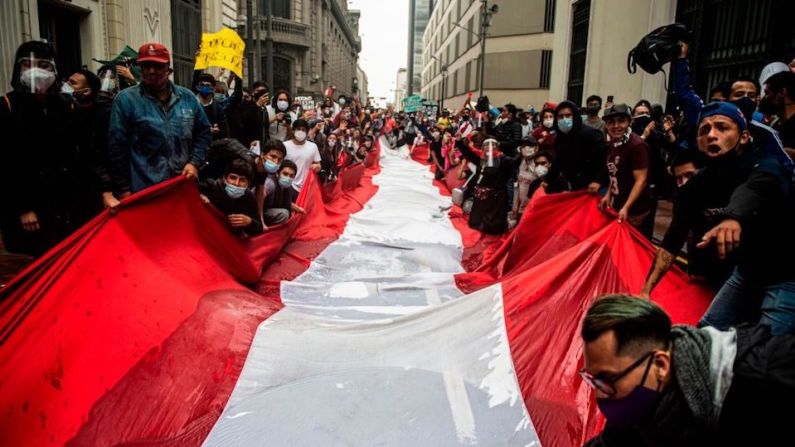 Decenas de personas se reunieron en la Plaza San Martín, en el centro de Lima, en apoyo a Vizcarra luego de la noticia de su destitución, mientras agentes de policía vigilaban de cerca a la multitud.