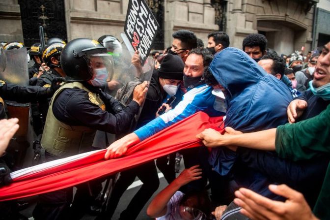 Simpatizantes de Martín Vizcarra luchan con la policía antidisturbios mientras se manifiestan contra el nuevo gobierno en Lima.