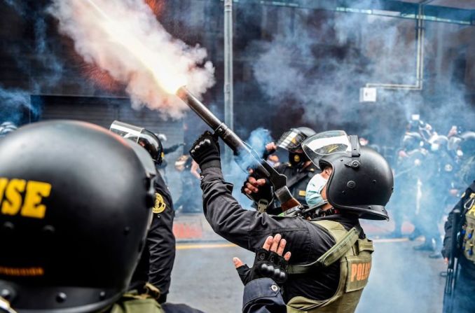 La policía antidisturbios dispara gases lacrimógenos mientras intentan dispersar a los simpatizantes de Vizcarra.