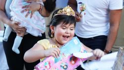 CNNE 916667 - disney cumple el deseo de nina hispana con leucemia