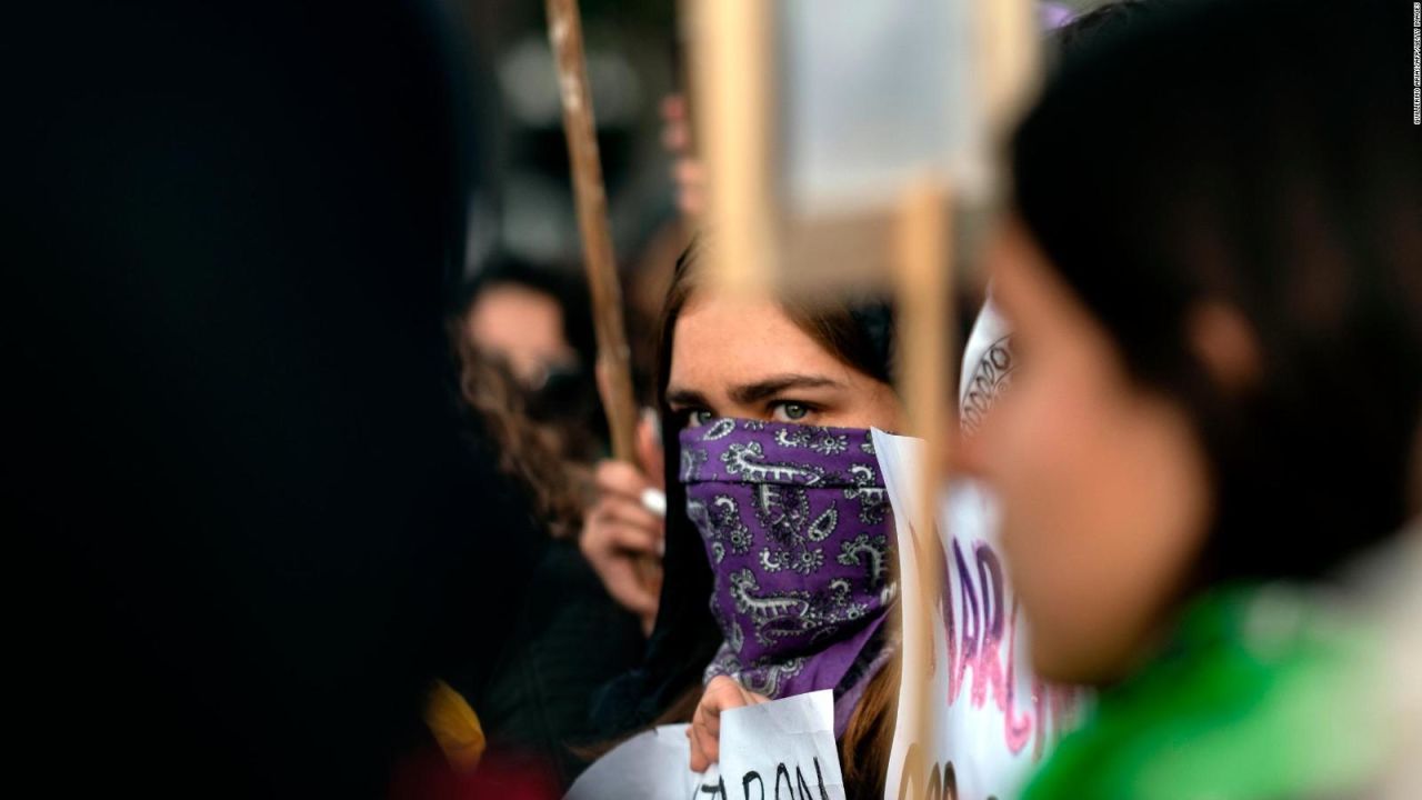 CNNE 916784 - protestas de grupos feministas en mexico por feminicidios