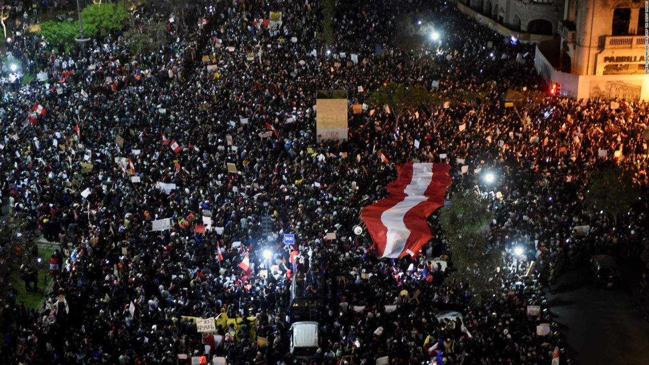 CNNE 916843 - siguen protestando en peru por la destitucion de vizcarra