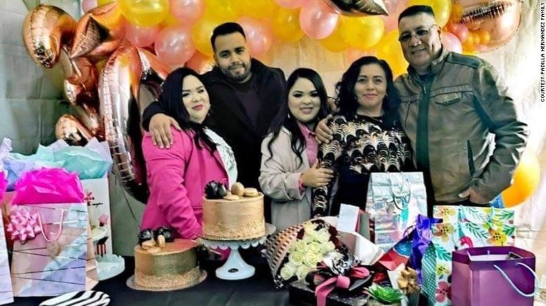 Sergio con sus hermanas gemelas y sus padres en el cumpleaños de ellas.